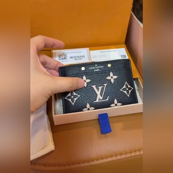 Louis Vuitton Card Holder - Picture 4 of 8